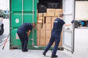 Cảnh sát kiểm tra một container nghi chứa ma túy tại cảng Antwerp. Ảnh: GETTYIMAGES