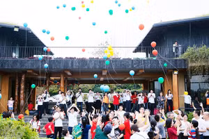 Nhiều trẻ mắc chứng tự kỷ vui chơi với người thân tại khu vực Amehouse mà vợ chồng Vân Anh đã lập ra.