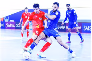 Pha bóng trong trận tuyển futsal Việt Nam gặp Kuwait.