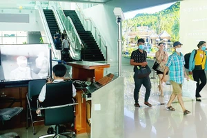 Kiểm soát chặt y tế tại các sân bay đẻ đề phòng dịch bệnh thâm nhập. Ảnh: NAM NGUYỄN