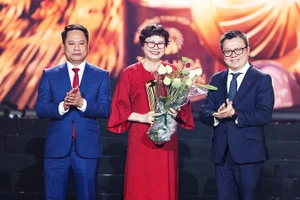 Nhà báo Lê Quốc Minh, Ủy viên Trung ương Đảng, Tổng Biên tập Báo Nhân Dân, Phó Trưởng ban Tuyên giáo và Dân vận Trung ương, Chủ tịch Hội Nhà báo Việt Nam và ông Trương Thành Trung, Tổng Biên tập Báo Đại đoàn kết công bố giải thưởng hạng mục "Tinh hoa cống hiến". Ảnh: BTC cung cấp