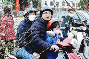 Phố đông. Ảnh: NAM NGUYỄN