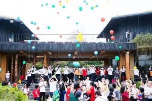 Nhiều trẻ mắc chứng tự kỷ vui chơi với người thân tại khu vực Amehouse mà vợ chồng Vân Anh đã lập ra.