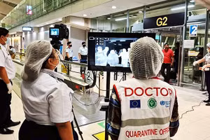Thái Lan kiểm tra y tế đối với hành khách tại ba sân bay quốc tế. Ảnh: CNN