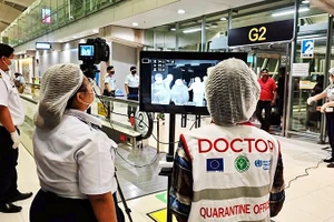 Thái Lan kiểm tra y tế đối với hành khách tại ba sân bay quốc tế. Ảnh: CNN
