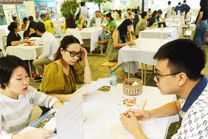 Lao động trẻ tìm việc làm tại phiên lưu động đầu năm. Ảnh: BẮC SƠN