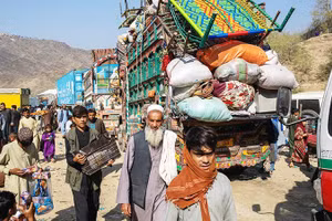 Người dân Afghanistan rời bỏ nhà cửa do xung đột. Ảnh: GETTYIMAGES
