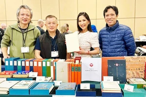 Họa sĩ Trần Đại Thắng (ngoài cùng bên trái) trước gian hàng giới thiệu những cuốn sách do Đông A chế tác tại Hội sách nghệ thuật quốc tế Codex X (Mỹ). Ảnh: FBNV