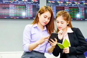 Nhà đầu tư theo dõi diễn biến trên thị trường chứng khoán Việt Nam. Ảnh: TRỌNG HIẾU