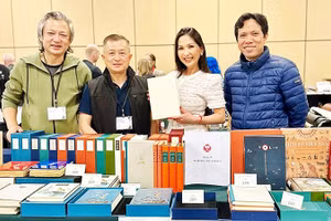 Họa sĩ Trần Đại Thắng (ngoài cùng bên trái) trước gian hàng giới thiệu những cuốn sách do Đông A chế tác tại Hội sách nghệ thuật quốc tế Codex X (Mỹ). Ảnh: FBNV