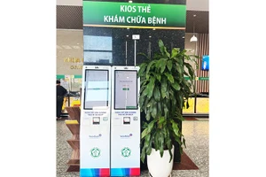 Sau khi đăng ký tại ứng dụng “Bach Mai Care”, người dân quét mã QR tại ki-ốt, in phiếu sau đó đến phòng khám theo đúng khung giờ đã đặt để được thăm khám.