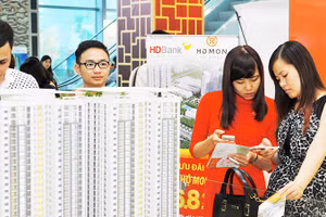 Khách hàng tìm hiểu thông tin bất động sản tại sàn giao dịch. Ảnh: NAM NGUYỄN