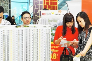 Khách hàng tìm hiểu thông tin bất động sản tại sàn giao dịch. Ảnh: NAM NGUYỄN