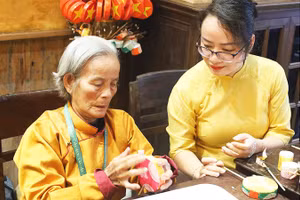 Nghệ nhân Trương Thị Hường được VietHED hỗ trợ để hồi sinh nghề làm trống lùng tung. Ảnh: KHÔI YÊN