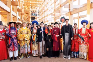 Coco và cộng sự trong một sự kiện giới thiệu cổ phục Việt.