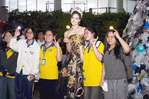 Bạn trẻ hào hứng tham gia Lễ hội "Hoa và rác" 2026. Ảnh: MINH KHÔI