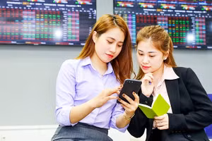 Nhà đầu tư theo dõi diễn biến trên thị trường chứng khoán Việt Nam. Ảnh: TRỌNG HIẾU