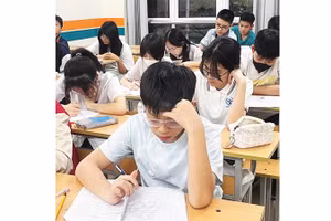 Một lớp luyện thi vào lớp 10 THPT công lập tại phường Cầu Giấy (Hà Nội).