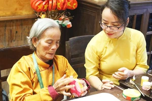 Nghệ nhân Trương Thị Hường được VietHED hỗ trợ để hồi sinh nghề làm trống lùng tung. Ảnh: KHÔI YÊN