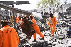 Trung tâm Omid đổ nát sau cuộc không kích. Ảnh: AP