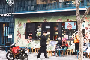 Nhiều quán cà-phê tại Hà Nội không sử dụng ống hút nhựa cho khách hàng mua về. Ảnh: ANH QUÂN