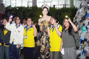 Bạn trẻ hào hứng tham gia Lễ hội "Hoa và rác" 2026. Ảnh: MINH KHÔI