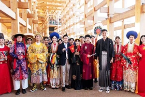 Coco và cộng sự trong một sự kiện giới thiệu cổ phục Việt.