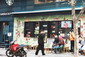 Nhiều quán cà-phê tại Hà Nội không sử dụng ống hút nhựa cho khách hàng mua về. Ảnh: ANH QUÂN