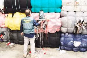 Rác thải dệt may bị phát hiện trong chiến dịch. Ảnh: EUROPOL 