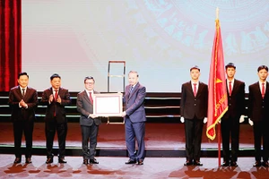 Tổng Bí thư Tô Lâm thăm phòng truyền thống Báo Nhân Dân. Ảnh: THÀNH ĐẠT