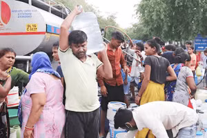 Người dân New Delhi xoay xở tìm kiếm nguồn nước mỗi khi mùa hè đến. Ảnh: TIMES OF INDIA