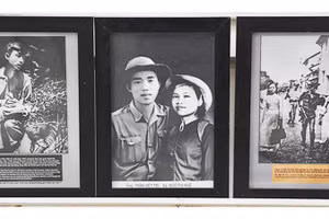 Những tấm ảnh đen trắng mang màu thời gian treo trang trọng trong phòng khách của gia đình AHLLVTND Ngô Thị Huệ.
