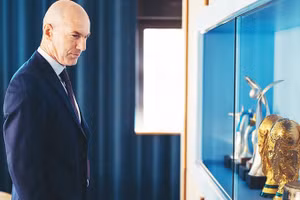 Sau bốn năm chờ đợi, cuối cùng Zidane đã được bổ nhiệm làm Huấn luyện viên trưởng đội tuyển Pháp.