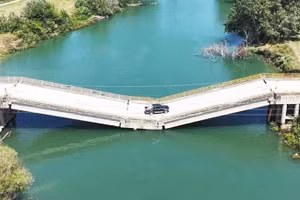 Cầu sập vẫn được sử dụng