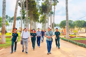 Các nhà văn thực tế tại doanh trại Sư đoàn 302.