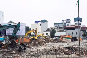 Nhiều dự án được triển khai kéo theo lượng lớn đất, đá, bê-tông, gạch từ phá dỡ và thi công. Ảnh: NAM NGUYỄN