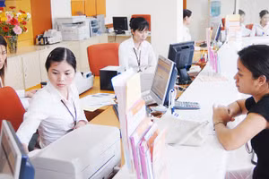 Không được kèm sản phẩm bảo hiểm không bắt buộc với việc cung ứng sản phẩm, dịch vụ ngân hàng dưới mọi hình thức. Ảnh: NGUYỆT ANH