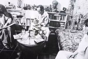 Bức ảnh nhạc sĩ Văn Cao và nhạc sĩ Trịnh Công Sơn tại nhà em gái Trịnh Vĩnh Trinh.