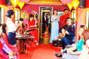 Khoang cộng đồng có biểu diễn ca Huế, ẩm thực vùng miền phục vụ khách đi tàu.