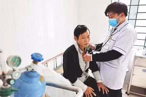 Khám, chữa bệnh cho bà con người dân tộc thiểu số tại Bệnh viện đa khoa tỉnh Lạng Sơn. Ảnh: MINH TÂM