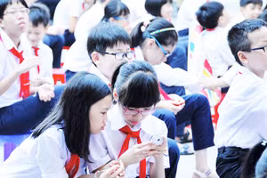 Cần đồng hành để các em bước vào môi trường số một cách an toàn. Ảnh: SONG ANH