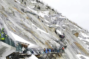 Bậc thang dẫn từ Nhà ga Montenvert lên tham quan động băng.