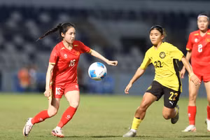 Pha bóng trong trận nữ Việt Nam thắng nữ Malaysia. Ảnh: ĐỨC ĐỒNG