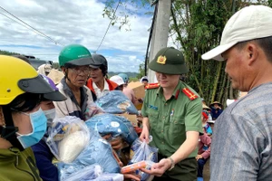 Các đơn vị tặng đồ ấm cho bà con bị thiệt hại sau lũ. 