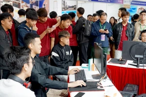 Mạng xã hội mở rộng không gian kết nối cộng đồng nhưng cũng kéo theo nhiều hệ lụy đáng lo ngại. Ảnh: NGUYỆT ANH