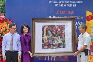 Nhà sưu tập Nguyễn Hữu Hoàng (bên phải), trao tặng tác phẩm “Không tên” của họa sĩ Phạm Lực cho Bảo tàng Mỹ thuật Huế.