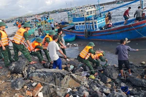 Lực lượng chức năng trục vớt các tàu cá tại cảng Liên Hương (xã Liên Hương, Lâm Đồng).