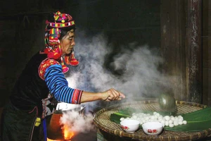 Làm bánh trôi cúng Tết. Ảnh: VĂN THÀNH CHƯƠNG 