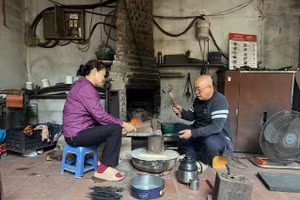 Vợ chồng ông Tùng ở xưởng rèn dao kéo.