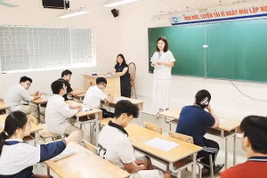 Thí sinh làm thủ tục dự thi Kỳ thi tốt nghiệp THPT năm 2026 tại điểm thi Trường THPT Nguyễn Gia Thiều. 